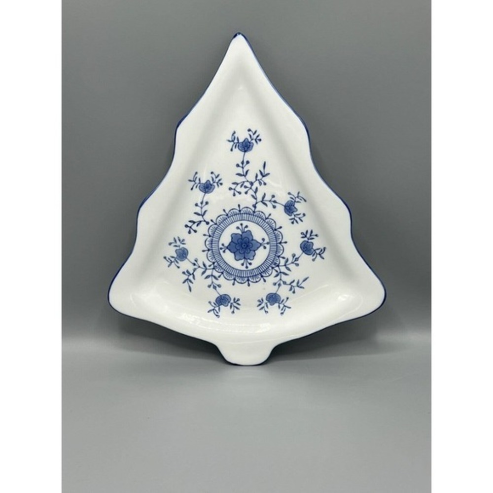 Royal China White‎ & Blue porcelain holiday tree shape platter 12 1/4"